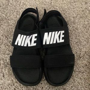 size 8 Nike sandals with a strap around the ankle.